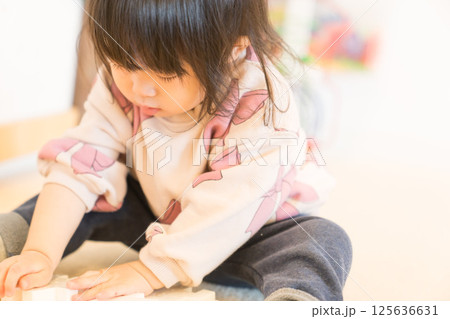 キッズルームで遊ぶ日本人の女の子 キッズルームで遊ぶ日本人の女の子 125636631
