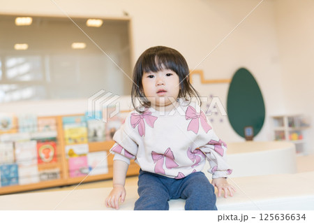キッズルームで遊ぶ日本人の女の子 キッズルームで遊ぶ日本人の女の子 125636634