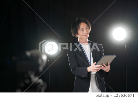 舞台袖で準備をするスタッフ 125636671