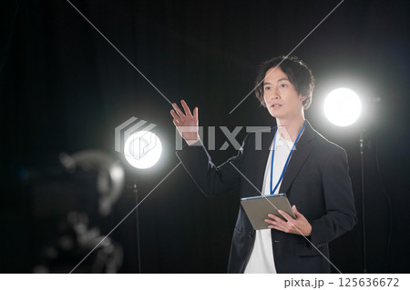 舞台袖で準備をするスタッフ 125636672