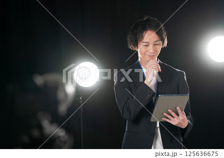 舞台袖で準備をするスタッフ 125636675