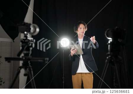 舞台袖で準備をするスタッフ 125636681