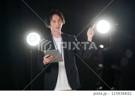 舞台袖で準備をするスタッフ 舞台袖で準備をするスタッフ 125636682