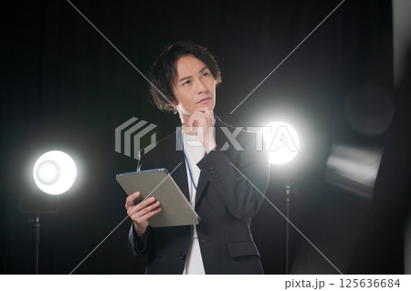 舞台袖で準備をするスタッフ 125636684