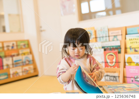 絵本を読む日本人の女の子 125636748