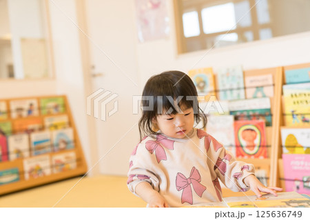 絵本を読む日本人の女の子 絵本を読む日本人の女の子 125636749