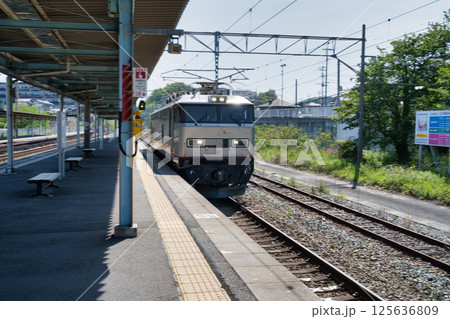 海老津駅を通過するEF510-313 125636809
