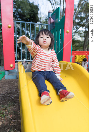 公園の滑り台で遊ぶ女の子 公園の滑り台で遊ぶ女の子 125636885