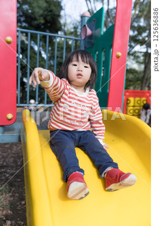公園の滑り台で遊ぶ女の子 公園の滑り台で遊ぶ女の子 125636886