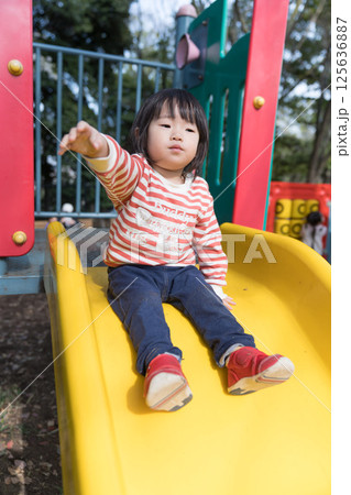 公園の滑り台で遊ぶ女の子 公園の滑り台で遊ぶ女の子 125636887
