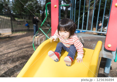 公園の滑り台で遊ぶ女の子 公園の滑り台で遊ぶ女の子 125636894