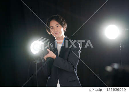 撮影をする男性カメラマン 125636969