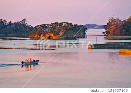パレス松洲からのぞむ松島の夜明け 125637166