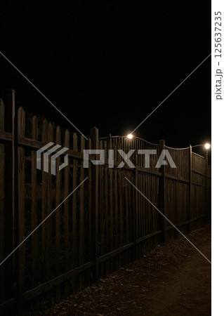 建物の周りを囲う木製のフェンス 125637235