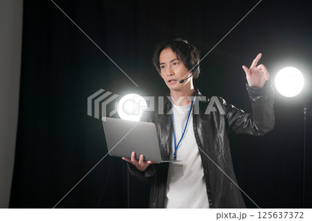 ステージ袖で働くスタッフ 125637372