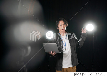 ステージ袖で働くスタッフ 125637380