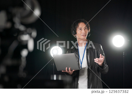 ステージ袖で働くスタッフ 125637382