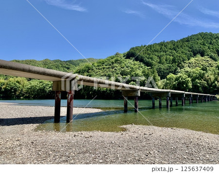 五月晴れの青空と新緑に彩られた四万十川と高瀬沈下橋〈高知県四万十市〉 五月晴れの青空と新緑に彩られた四万十川と高瀬沈下橋〈高知県四万十市〉 125637409