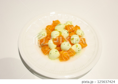 【食べ物】モッツァレラ料理 サーモンミックス 【食べ物】モッツァレラ料理 サーモンミックス 125637424