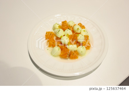 【食べ物】モッツァレラ料理　サーモンミックス 125637464
