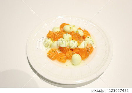 【食べ物】モッツァレラ料理　サーモンミックス 125637482