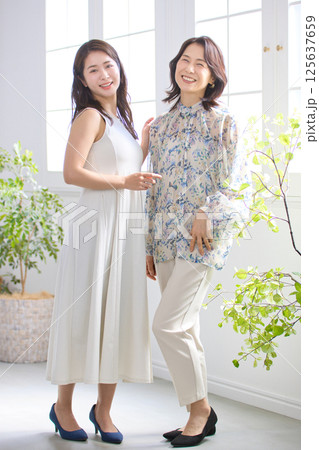 20代女性と50代女性のビューティ 125637659