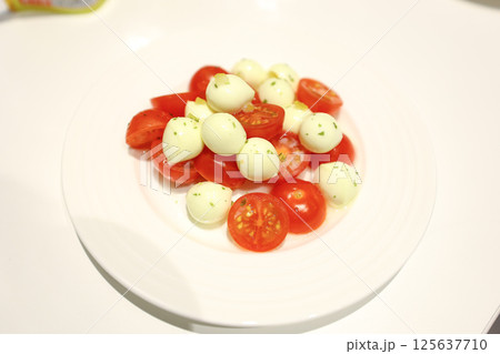 【食べ物】モッツァレラ料理　トマトミックス 125637710