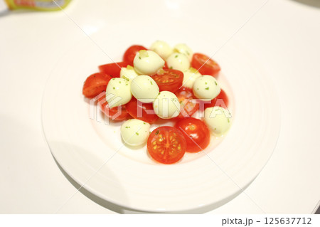 【食べ物】モッツァレラ料理 トマトミックス 【食べ物】モッツァレラ料理 トマトミックス 125637712