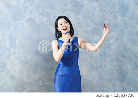 歌を歌う女性 歌を歌う女性 125637736