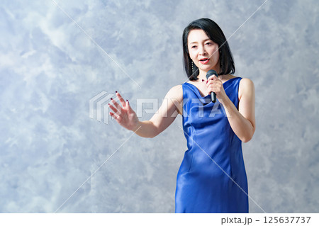 歌を歌う女性 125637737