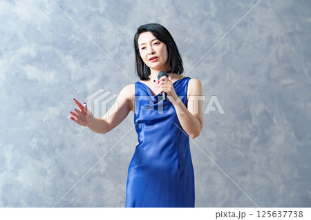 歌を歌う女性 歌を歌う女性 125637738