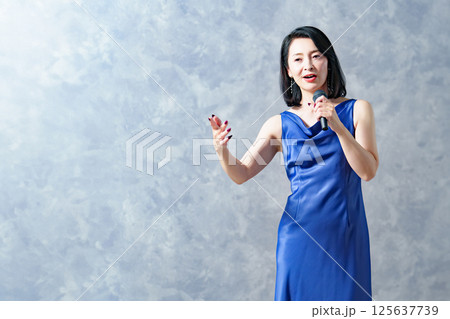 歌を歌う女性 歌を歌う女性 125637739