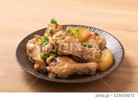 鶏手羽元と大根の煮物 鶏手羽元と大根の煮物 125638072