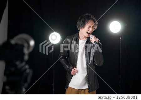 歌を歌うミュージシャン 歌を歌うミュージシャン 125638081