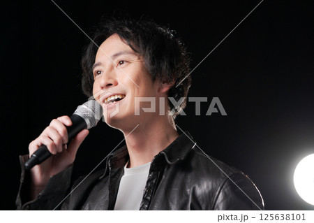 歌を歌うミュージシャン 125638101