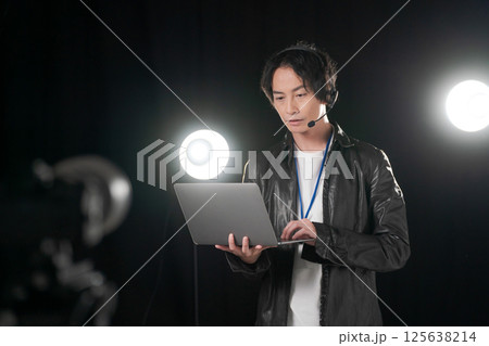 ステージ袖で働くスタッフ 125638214