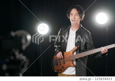 楽器を弾くミュージシャン 125638423