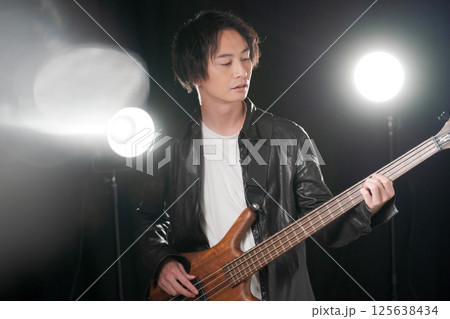 楽器を弾くミュージシャン 125638434