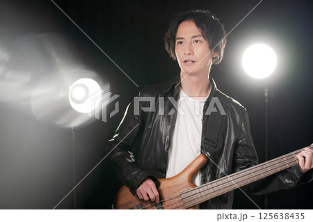 楽器を弾くミュージシャン 125638435