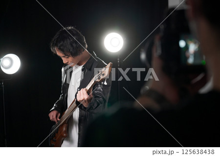 楽器を弾くミュージシャン 125638438