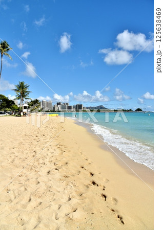 白い砂浜と青い海 白い砂浜と青い海 125638469
