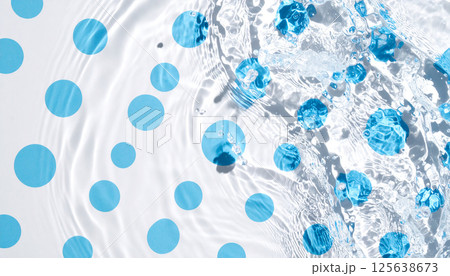 青い水玉模様と水の波紋 青い水玉模様と水の波紋 125638673