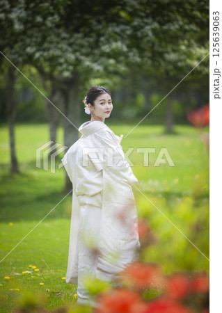 ガーデンウェディング 花嫁 ガーデンウェディング 花嫁 125639063