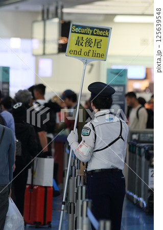 羽田空港第3ターミナルの保安検査場の大行列 保安検査の行列の最後尾 羽田空港第3ターミナルの保安検査場の大行列 保安検査の行列の最後尾 125639548