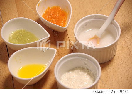 赤ちゃん用の手作り離乳食（お粥、豆腐、人参、キャベツ、みかん） 125639776