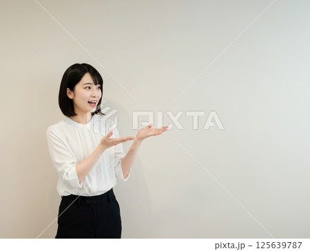 両手でジェスチャーをしながら説明する日本の美しい女性 125639787
