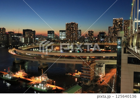 レインボーブリッジから見た夕焼け　ループ橋の夜景 125640136