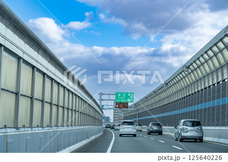 兵庫県神戸市 阪神高速道路3号神戸線の深江出口付近を走行中の自動車 兵庫県神戸市 阪神高速道路3号神戸線の深江出口付近を走行中の自動車 125640226