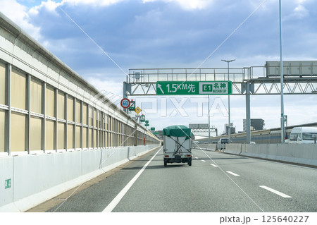 兵庫県神戸市　阪神高速道路3号神戸線の名神方面へ走行中の自動車 125640227