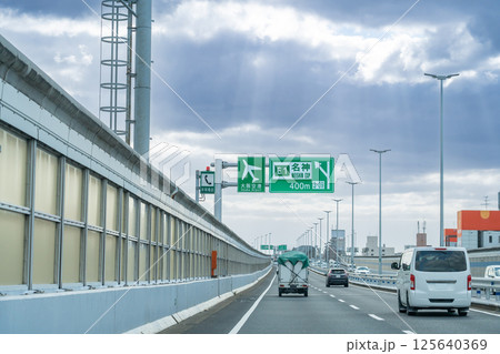 兵庫県神戸市　阪神高速道路3号神戸線の名神方面へ走行中の自動車 125640369
